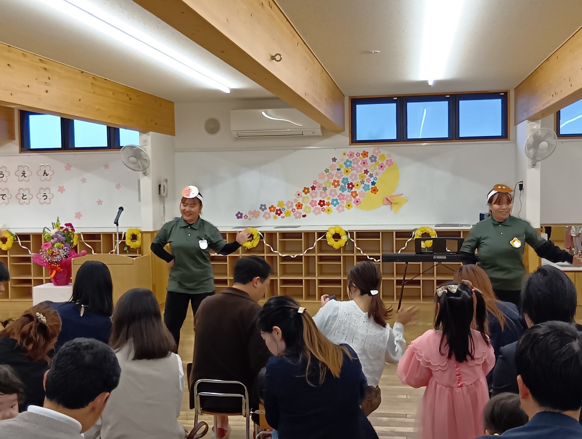 子どもたちの前で手遊びを披露するスタッフ