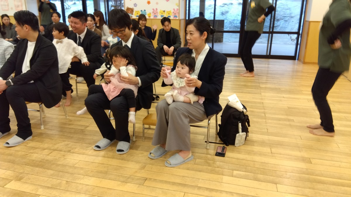 親子で出し物を楽しむ様子