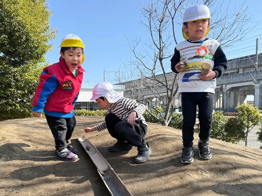 園庭で遊ぶ子どもたち