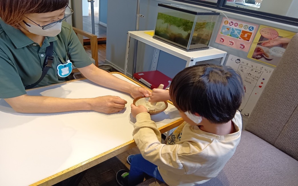 すり鉢を使う子ども
