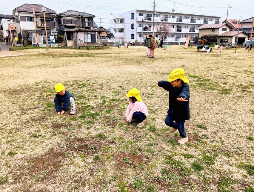 公園で動物の動きを真似する子どもたち