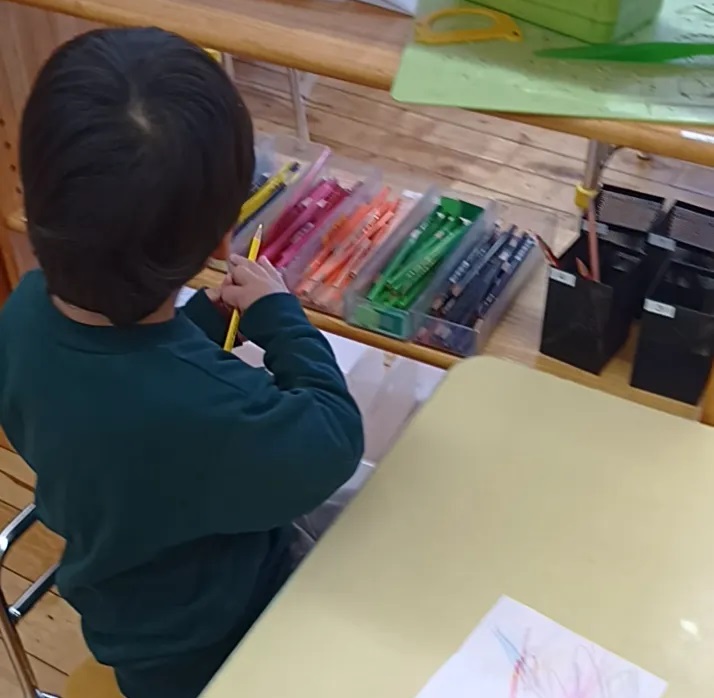 色鉛筆を選ぶ子ども