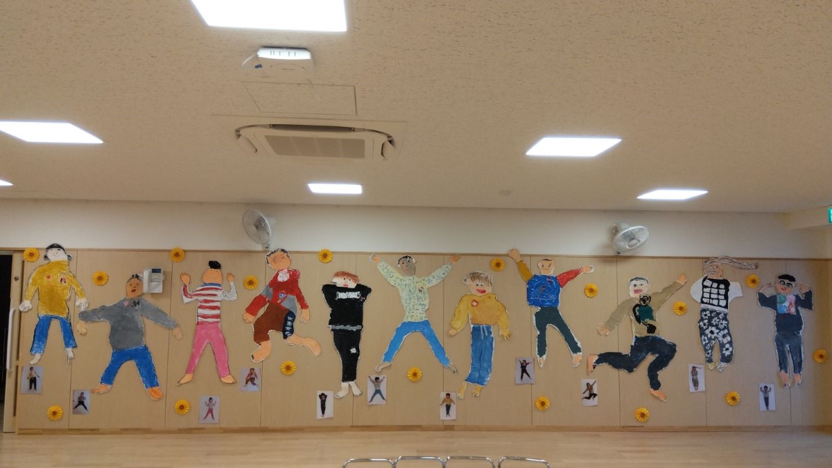 壁に飾られた子どもたちの自画像