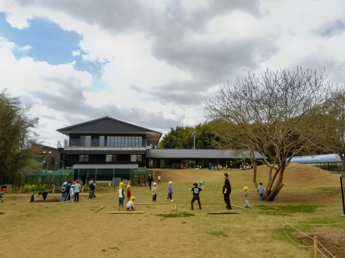 発達支援つむぎ 香取台ルームの園庭で遊ぶ子どもたち