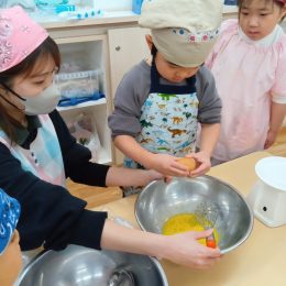 発達支援つむぎ 北朝霞「自分たちで収穫した卵でホットケーキ作り」