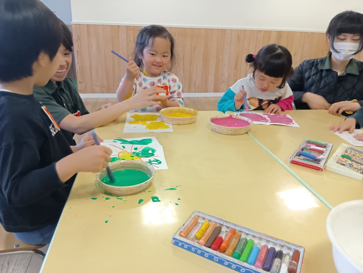思い思いにクレヨンで絵を描いた後、絵具を使ってはじき絵を楽しんでいる