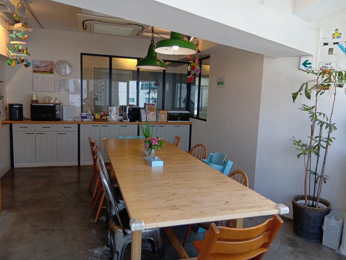 広いテーブルと、ポットやコーヒーメーカー、電子レンジが完備されたカフェスペース