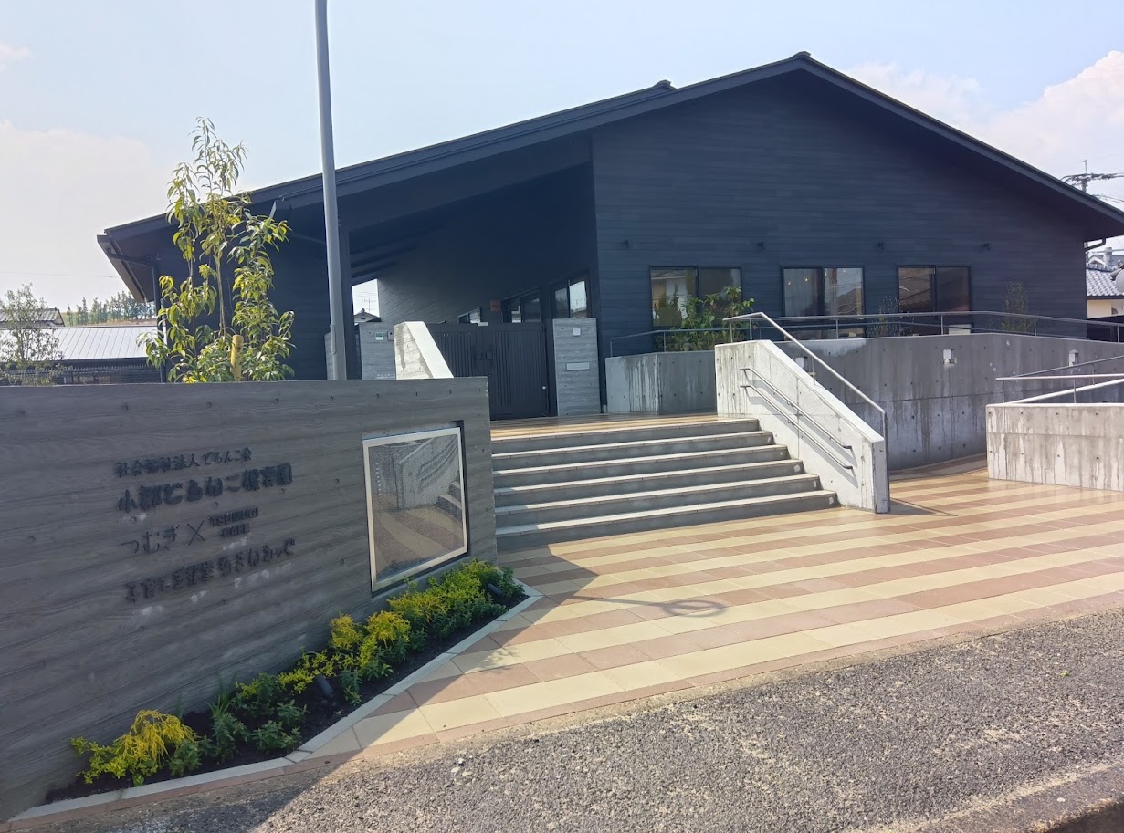 発達支援つむぎ 小郡ルームのエントランス