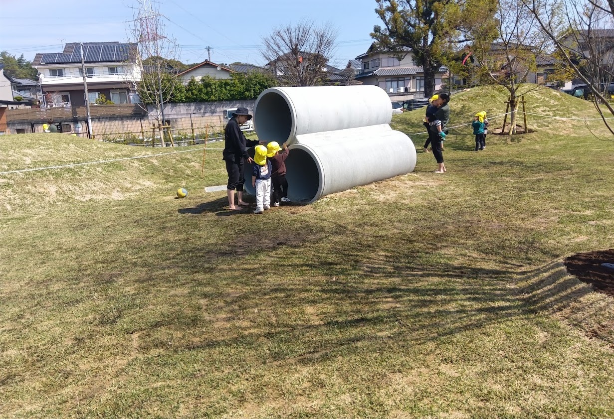 園庭の土管で遊ぶ子どもたち