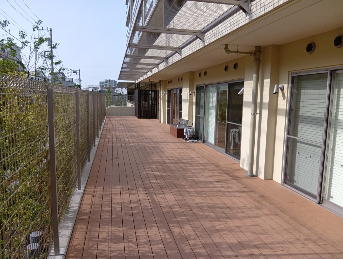 安全面を考慮したテラスが広々と広がっている