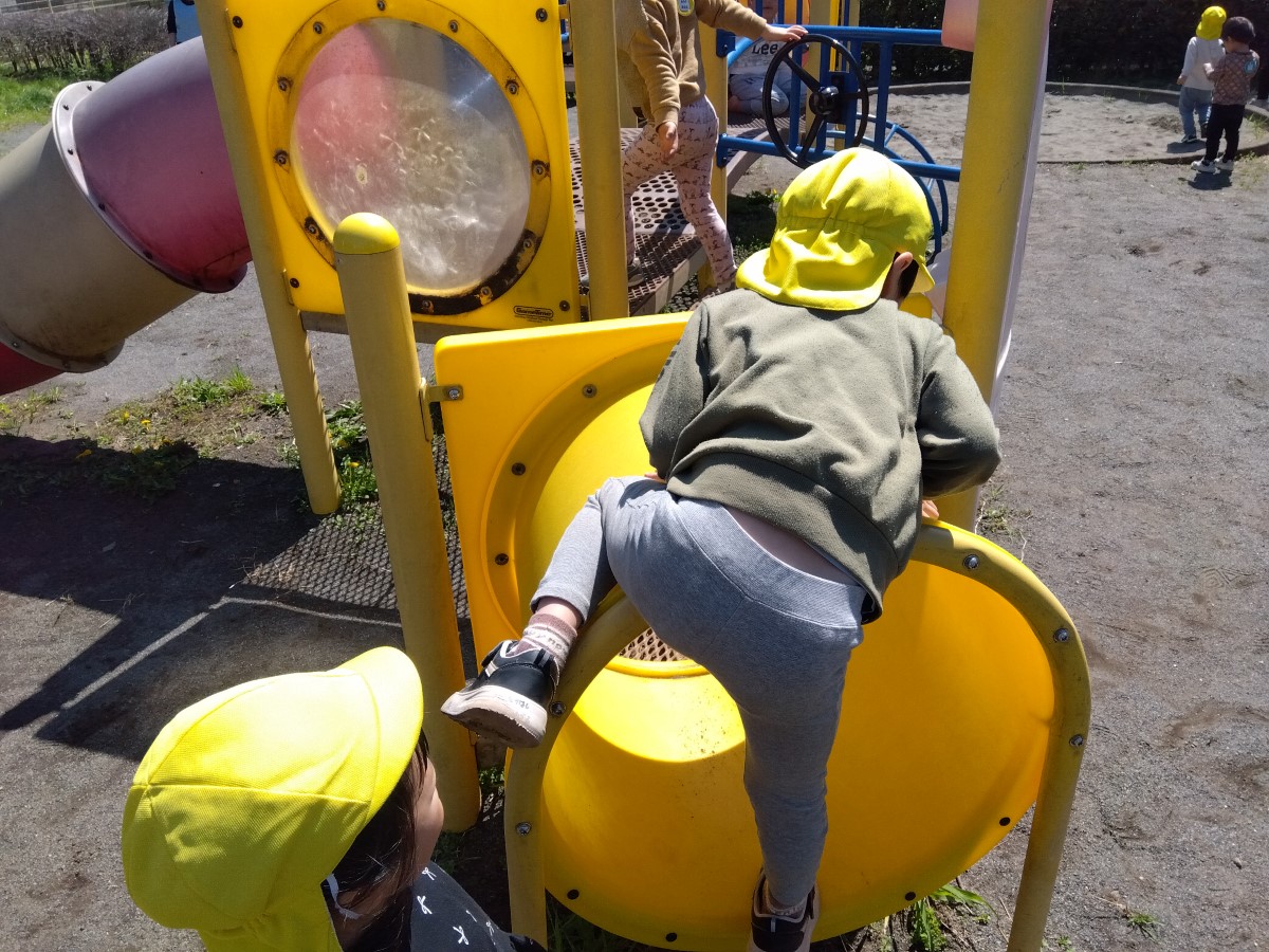 公園の遊具に登る子ども
