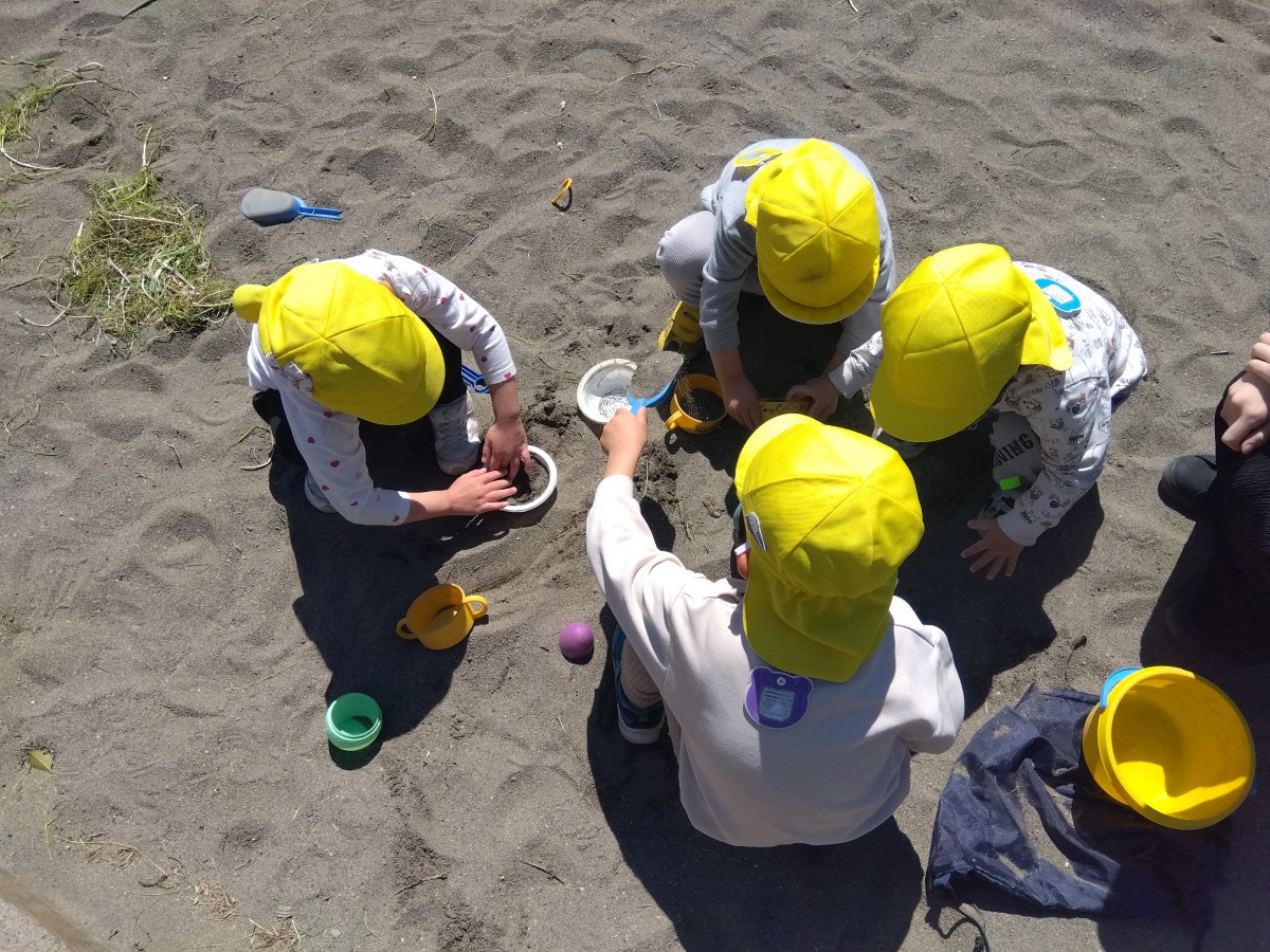 砂場で遊ぶ子どもたち