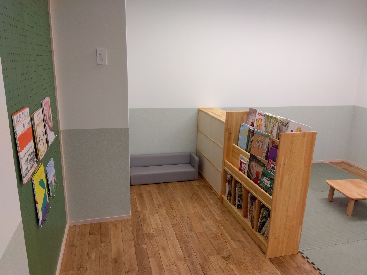 本棚や小さなソファが置かれた絵本スペース