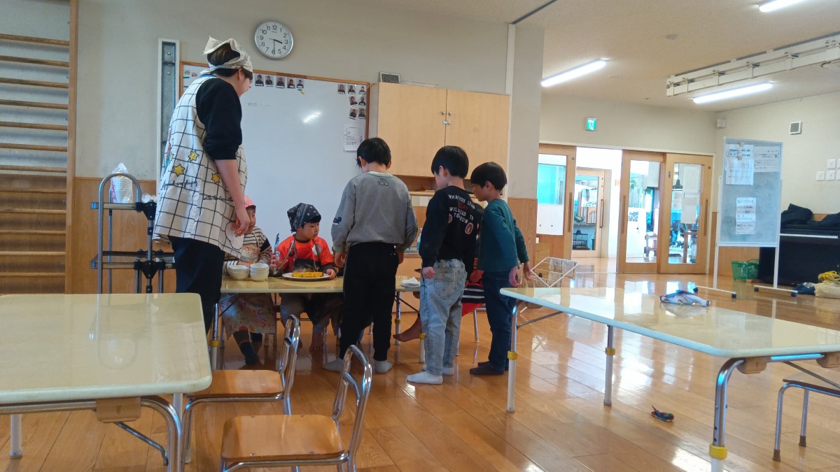 おやつの準備をする子どもたち