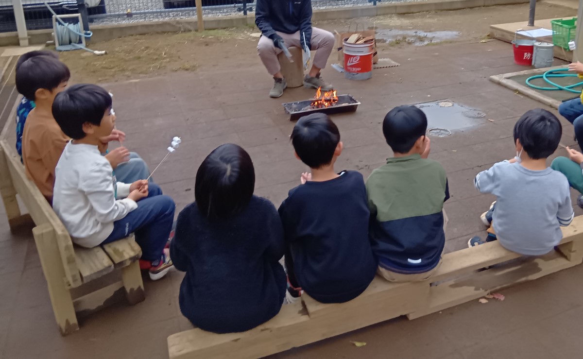 焚き火を囲む子どもたち
