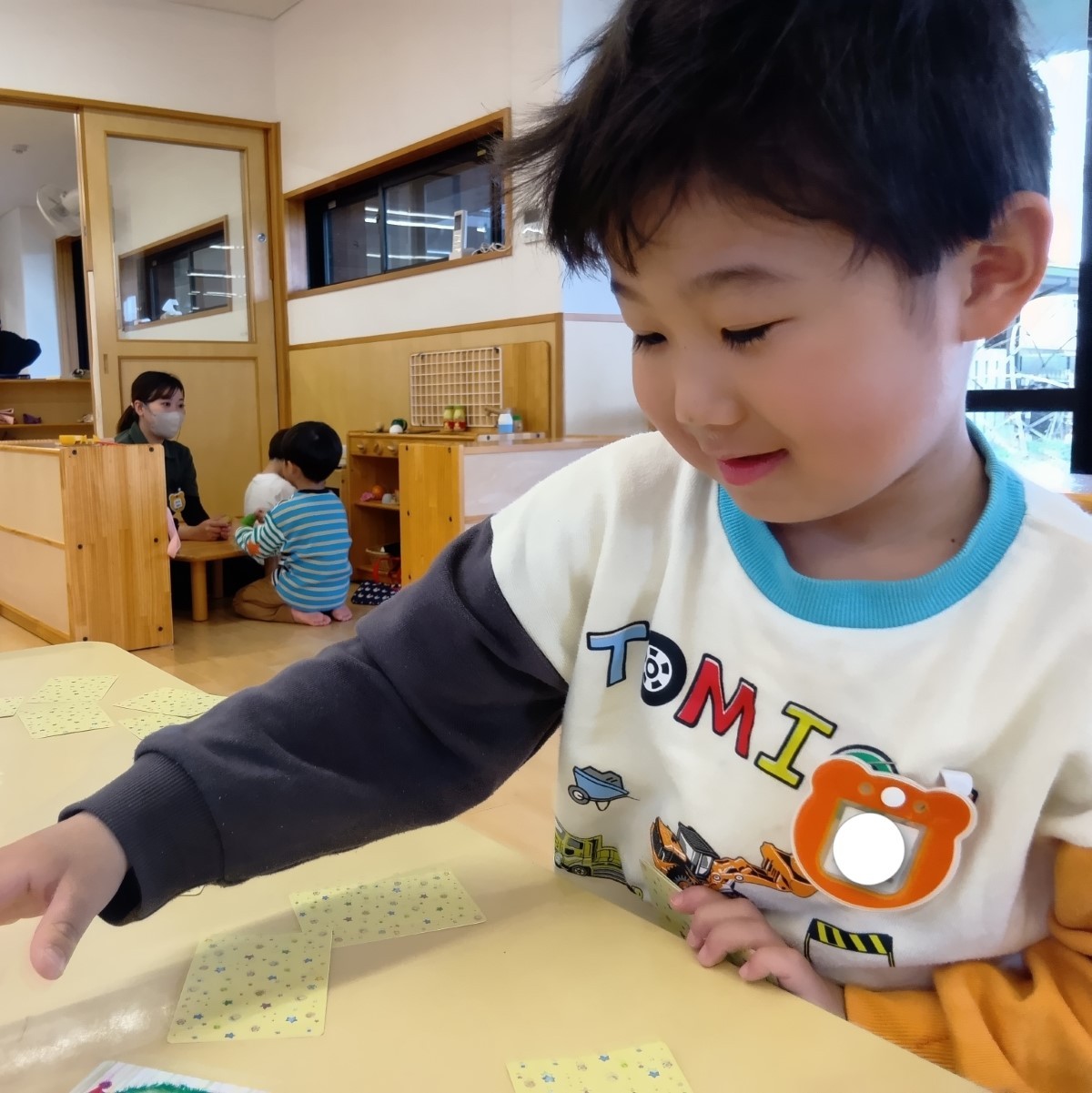 男の子がカードをめくり、神経衰弱を楽しんでいる