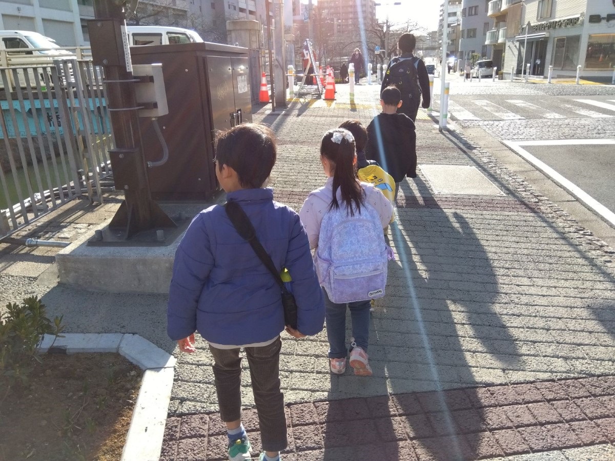 手をつないで散歩する子どもたち