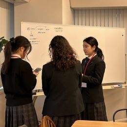 インターン生3名が企画会議をしている様子