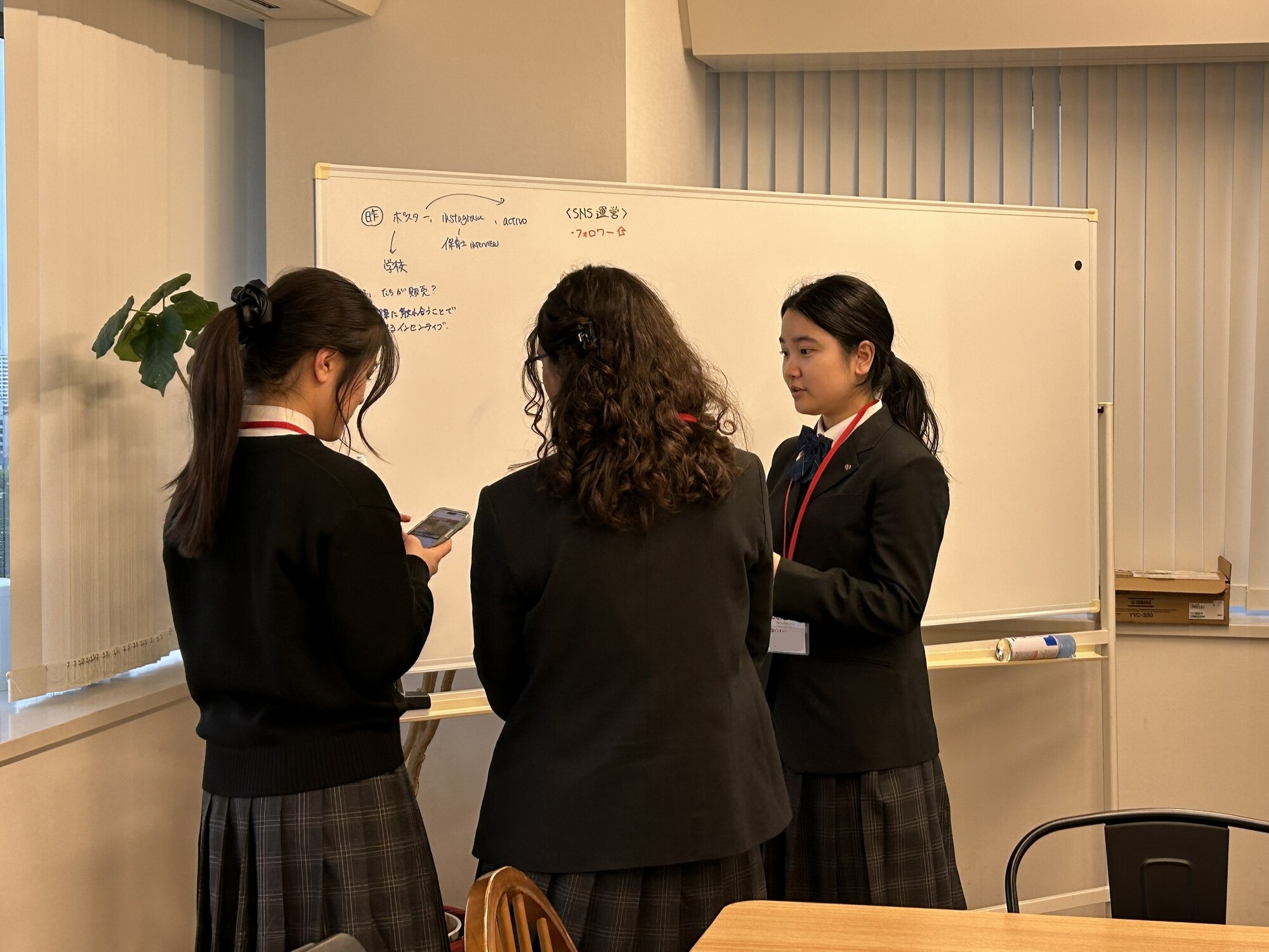 インターン生3名が企画会議をしている様子