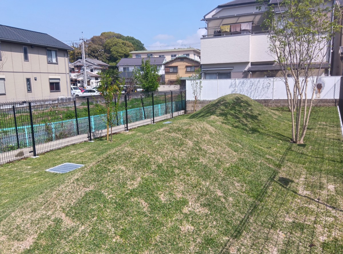 園庭には芝生が覆う小山が続いている