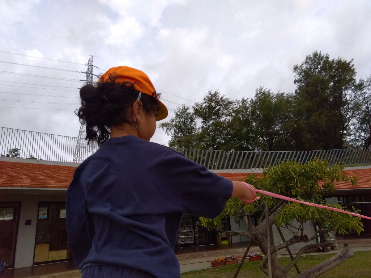 輪っかになった紐を手首に通した子どもの後ろ姿