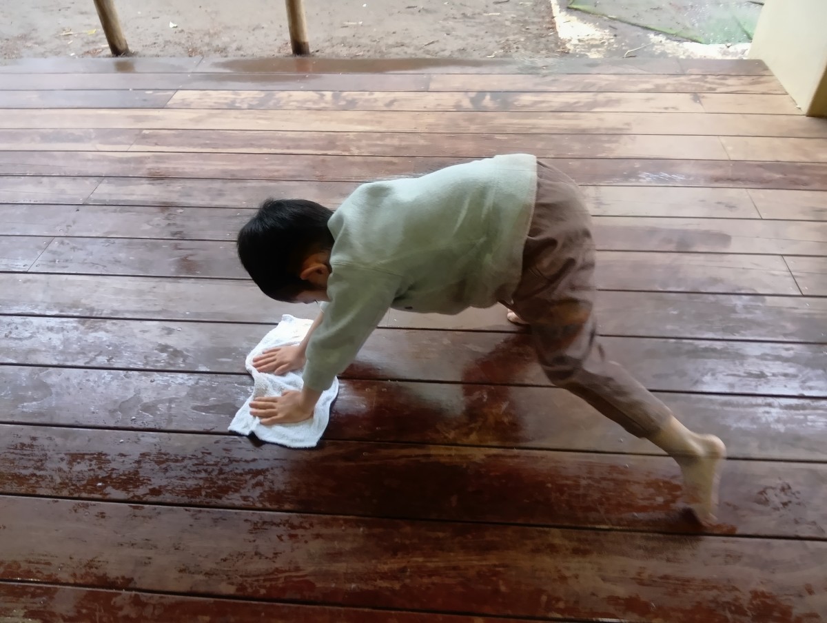 子どもが雑巾がけをしている