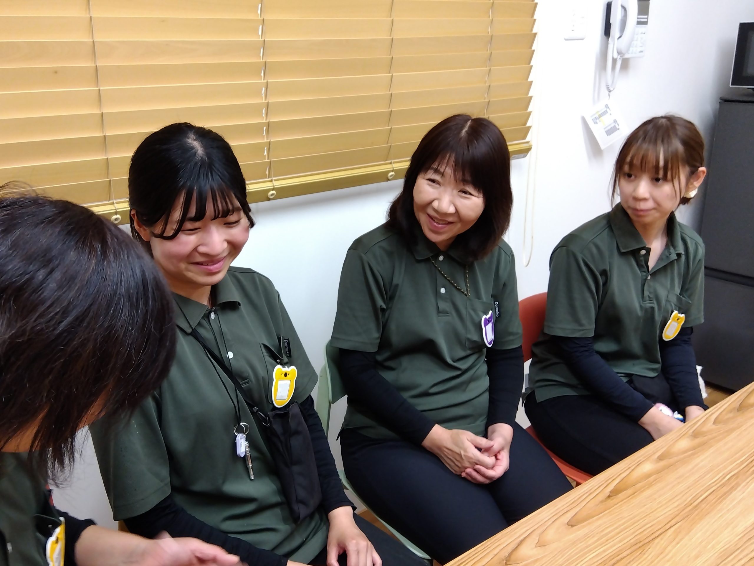 スタッフと歓談する若杉施設長