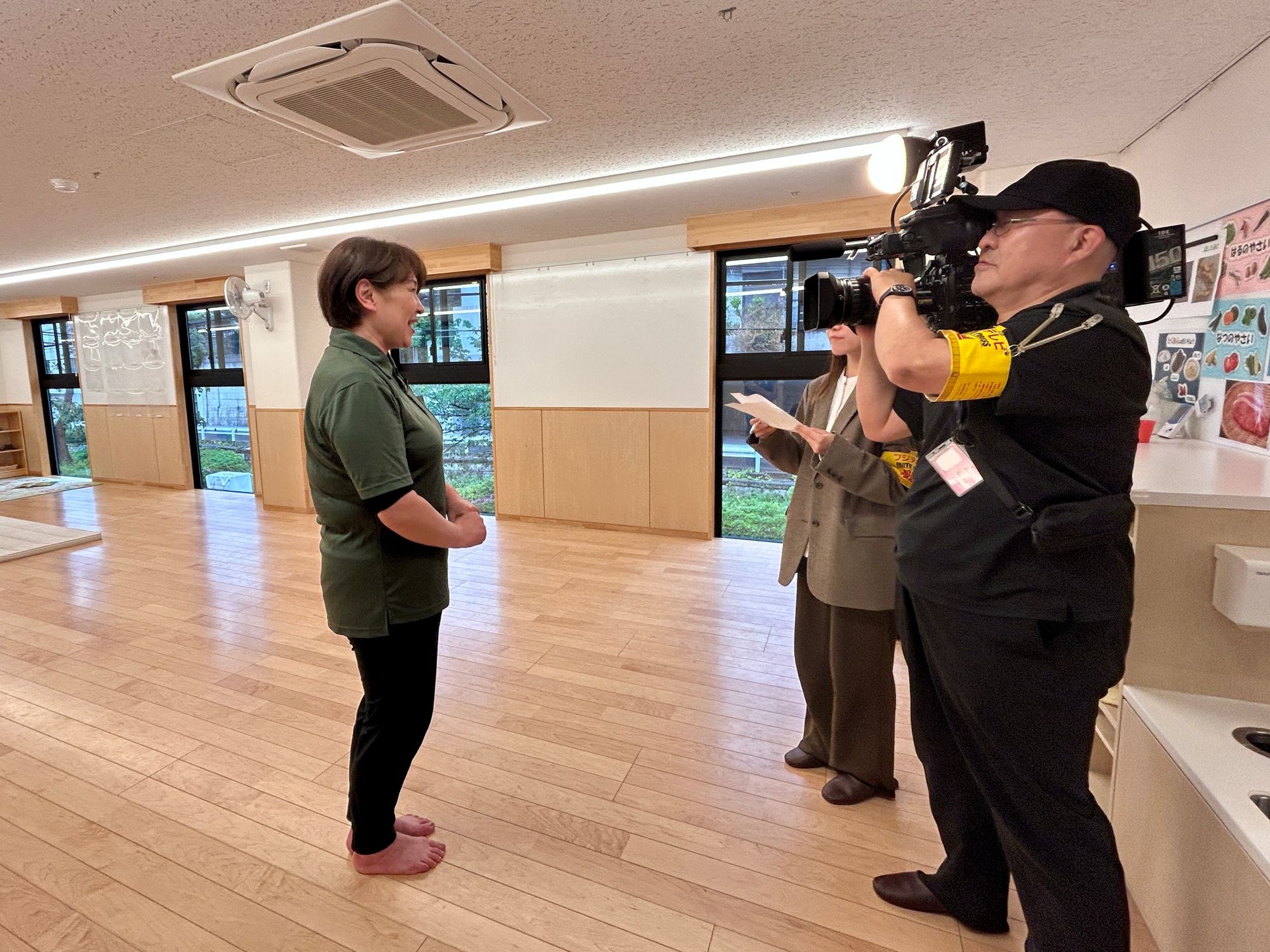 インタビューを受けた松久保施設長