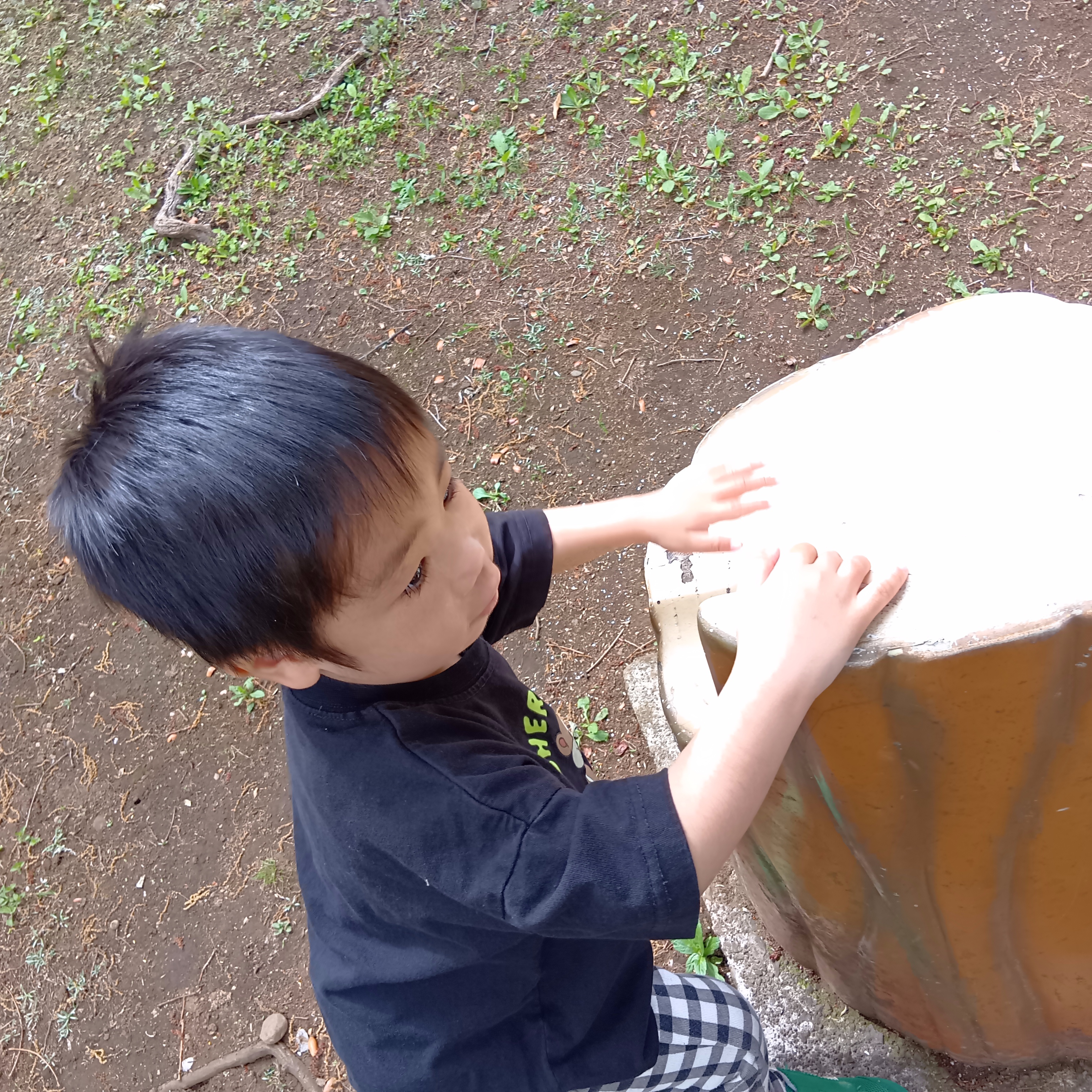 一人の子どもがベンチを叩いている。