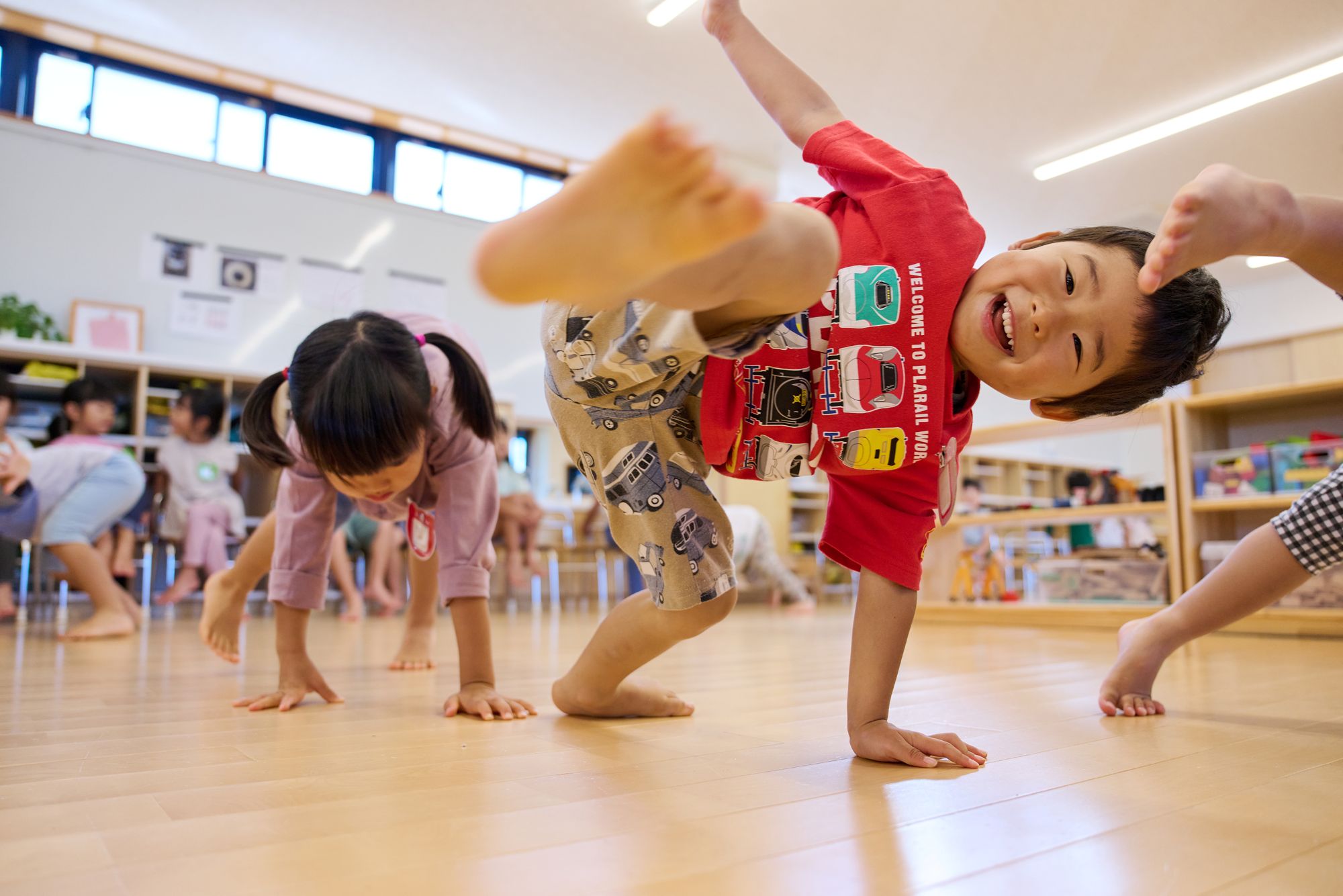 子どもたちがさくらさくらんぼリズムを楽しむ様子