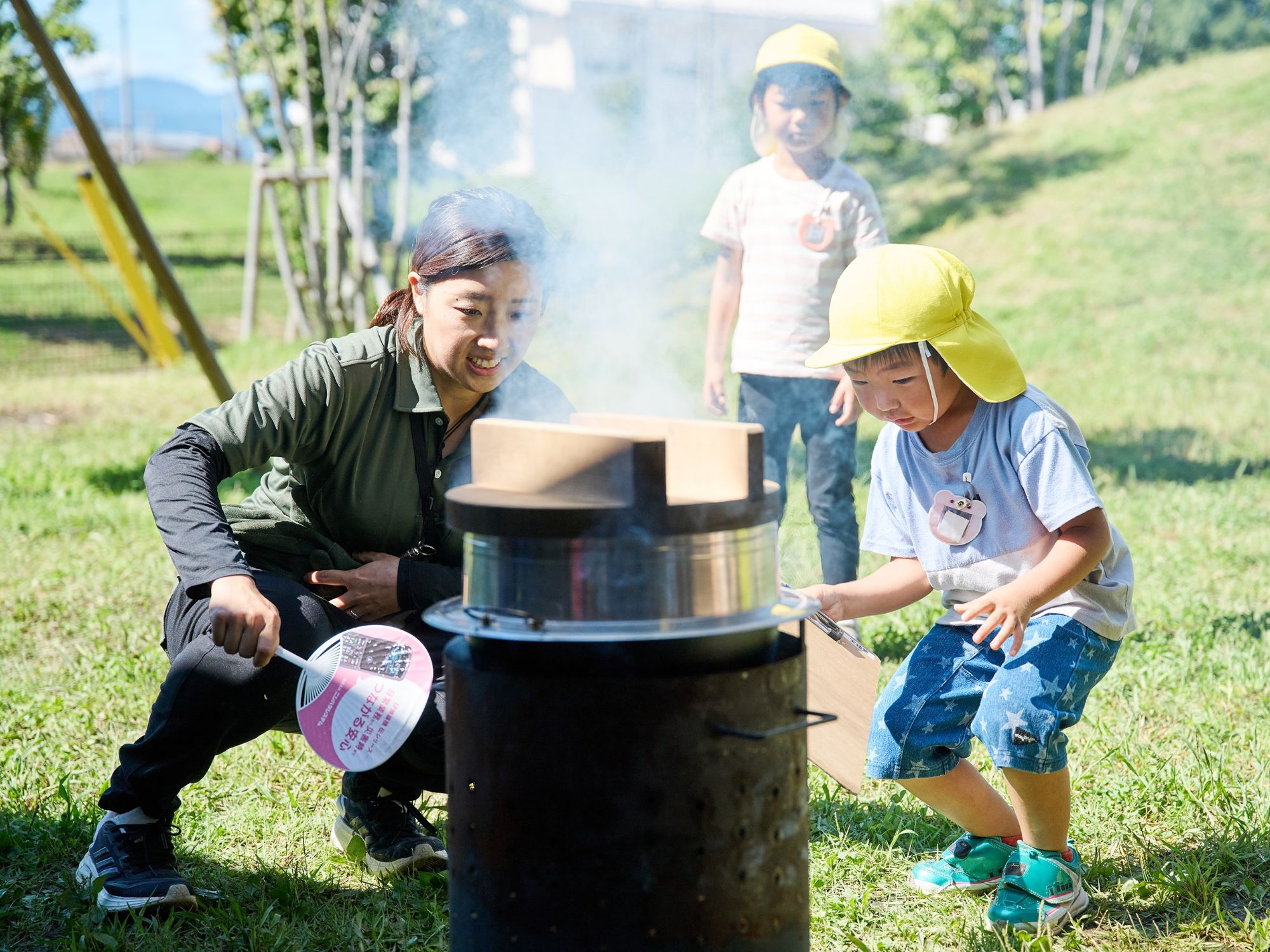 園庭にてかまどでお米を炊く様子