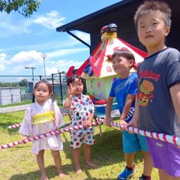 おみこしを担ぐ子どもたちの様子