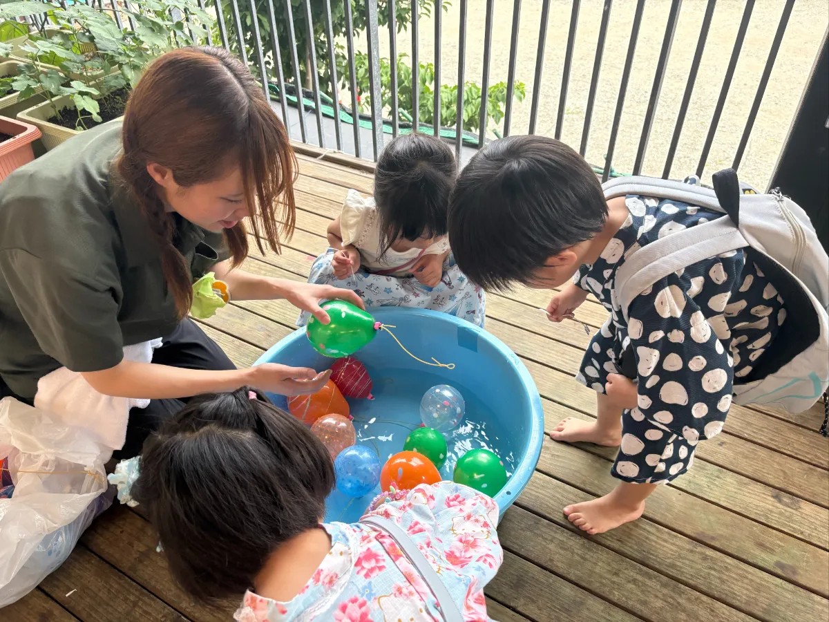 ヨーヨー釣りに挑戦している子どもたち
