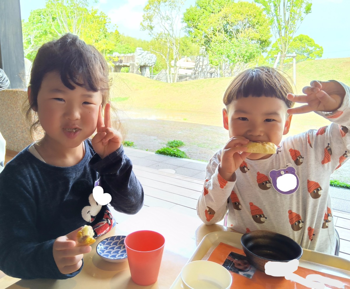 子どもたちが笑顔でパンを食べている。