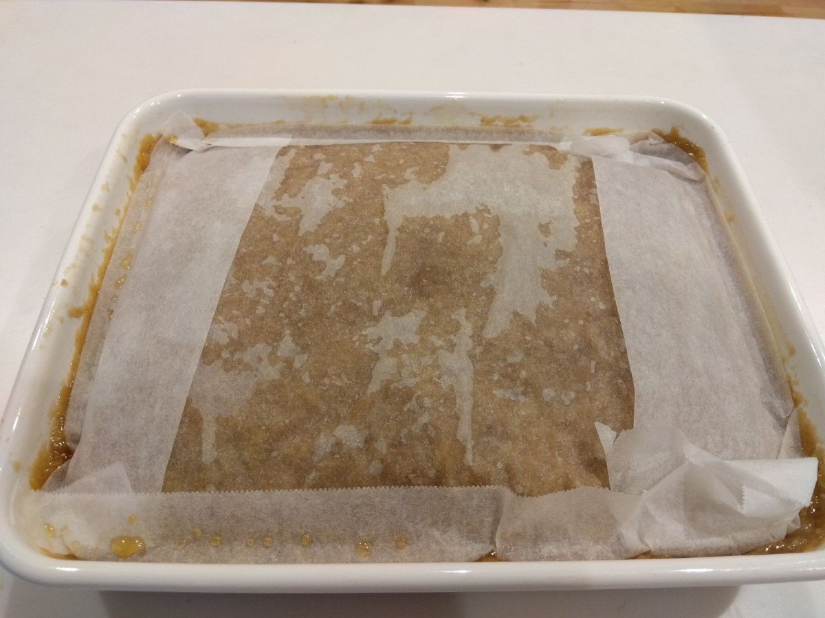 味噌の入ったバットの上にクッキングシートが敷かれている。