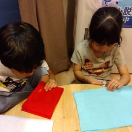 駒沢どろんこ保育園「針仕事楽しんでいます」