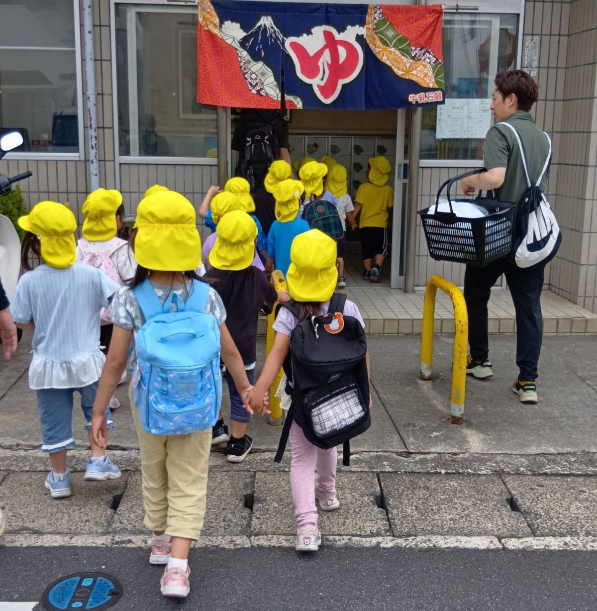 子どもたちは花屋の店先に並んだ様々な花を見ている