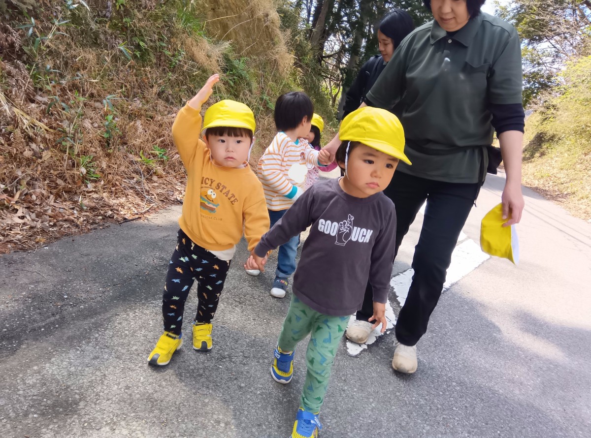 子どもたちは散歩道を友達や大人と手をつないで歩いている
