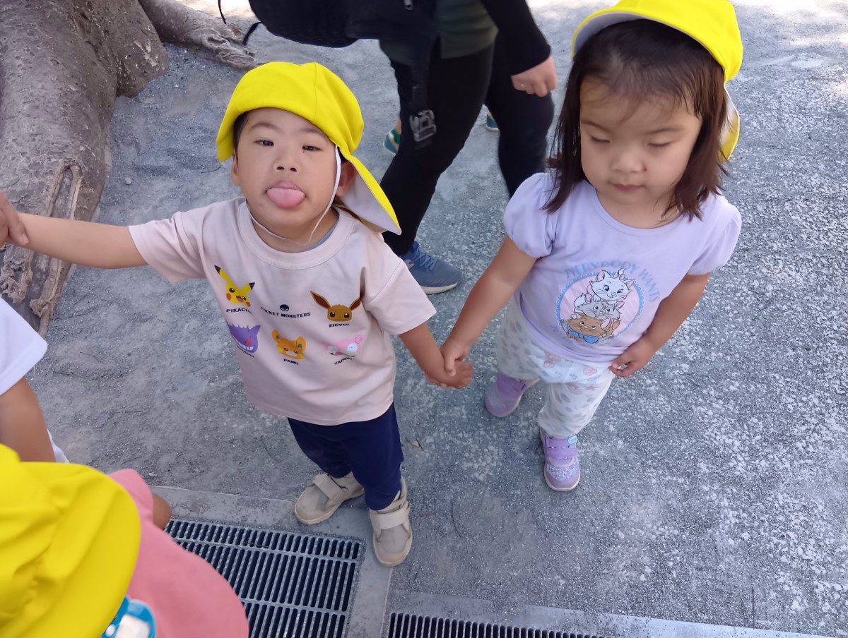 室内には、しゃがんで雑巾がけしようとしている子どもと雑巾を干している子どもがいる