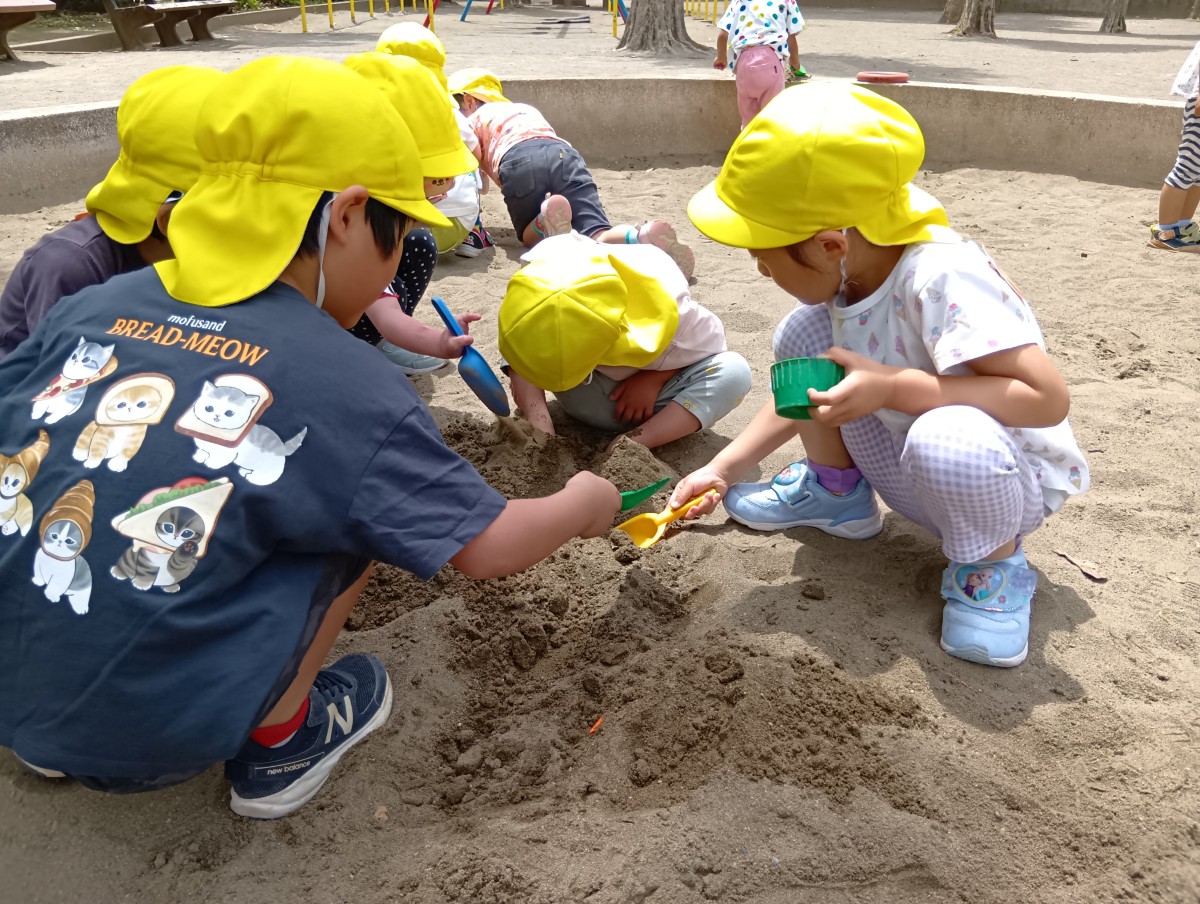 子ども同士で手をつないで歩いている