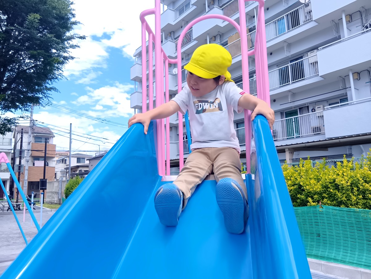 砂場では、シャベルやカップを手に持ち穴を掘ったり手で砂に触れたりする子がいる
