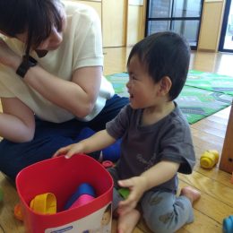 発達支援つむぎ つつじヶ丘「家でもできる感触遊び～手持ち海づくり～」