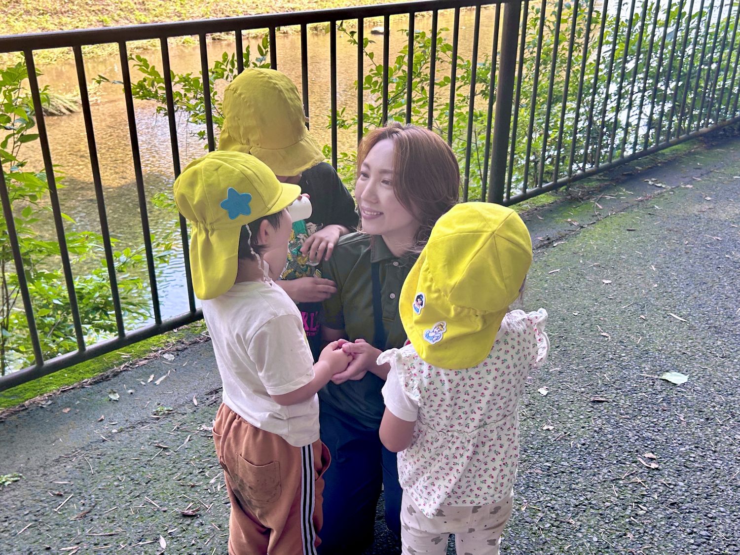子どもの声に耳を傾ける小川施設長