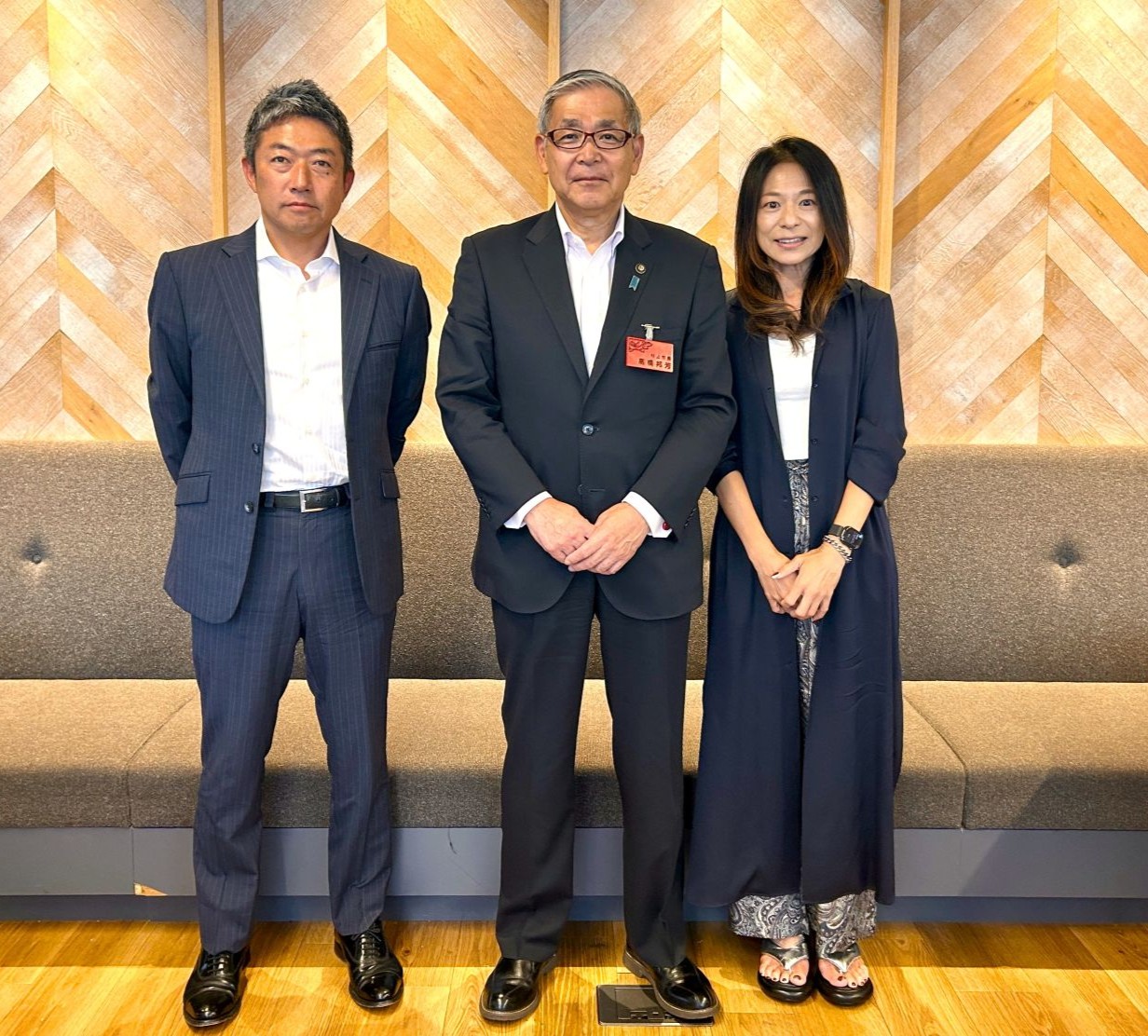 ご来社くださった高橋市長(中央)と高堀代表(左)、安永理事長