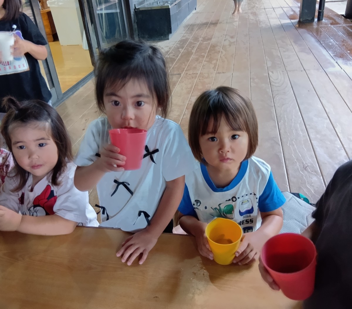 子どもたちは梅ジュースを飲んでいる