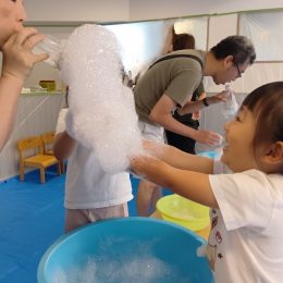 発達支援つむぎ 荻窪「感触まつり～泡と色～全身を使ってダイナミックに遊ぼう」