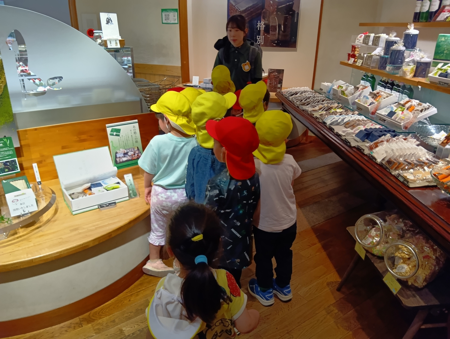 店内では、子どもたちが列になって周囲の商品を見ている