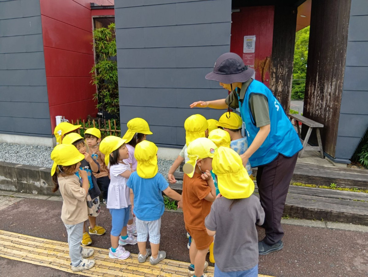 店の外ではスタッフが子どもたちの人数を数えている