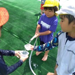 発達支援つむぎ 篠栗「友達の輪が広がる水遊び」
