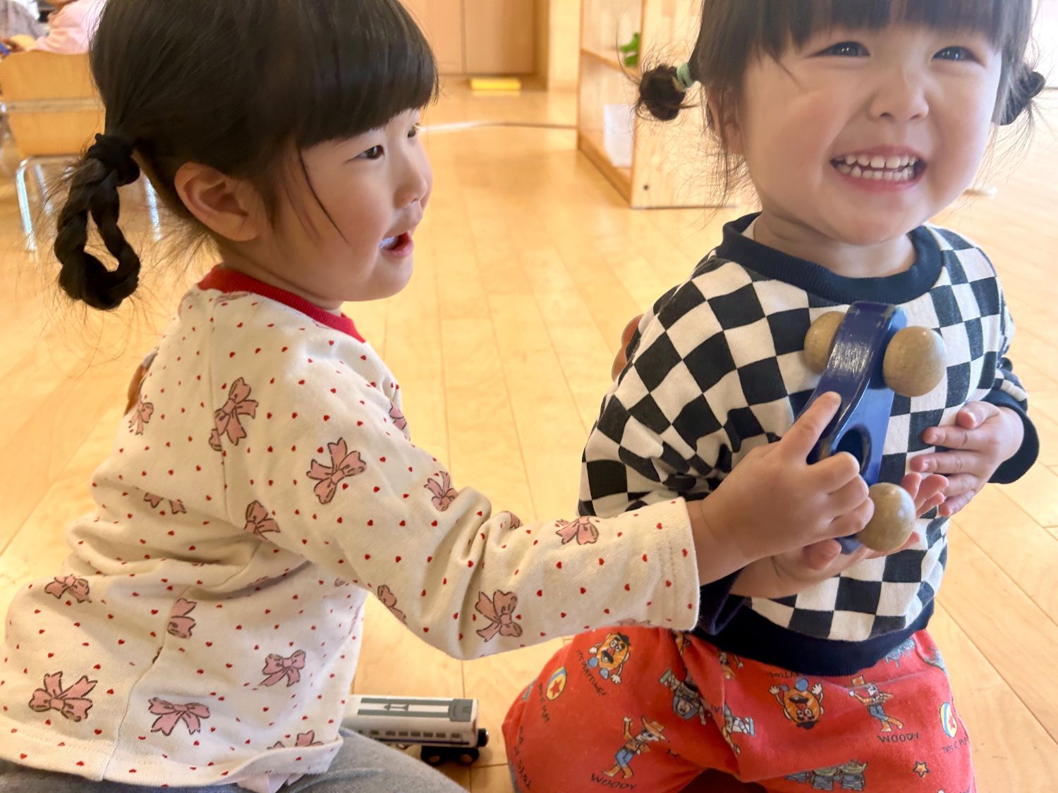 玩具で遊ぶ園児2人